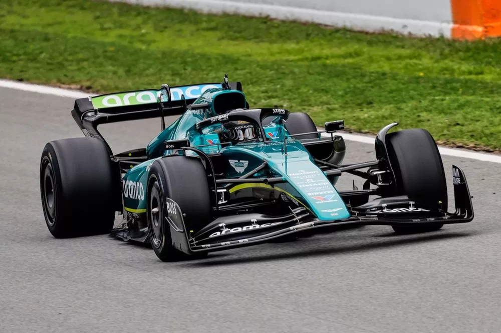 L'Aston Martin durante il test Pirelli a Barcellona