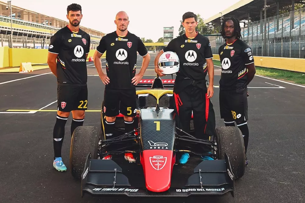 Third Kit AC Monza che omaggia l'Autodromo Nazionale