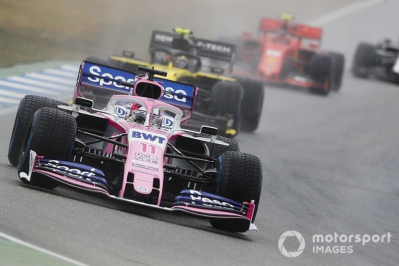 Sergio P&eacute;rez, Racing Point RP19, lidera a Nico Hulkenberg, Renault F1 Team R.S. 19, y a Charles Leclerc, Ferrari SF90.