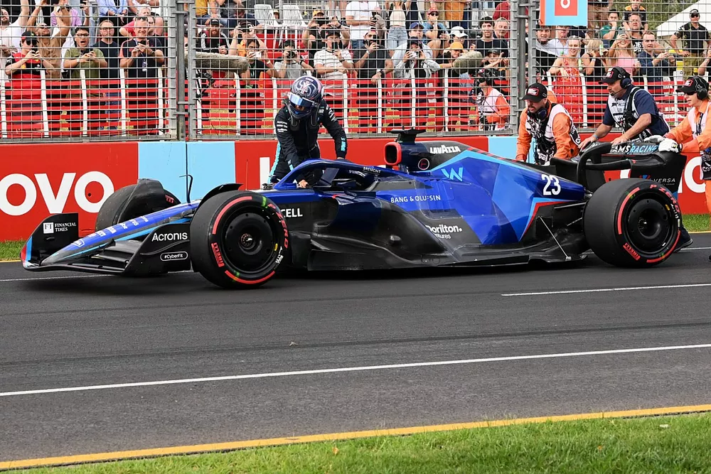 Los oficiales asisten a Alex Albon, Williams FW44, tras una aver&iacute;a en la clasificaci&oacute;n