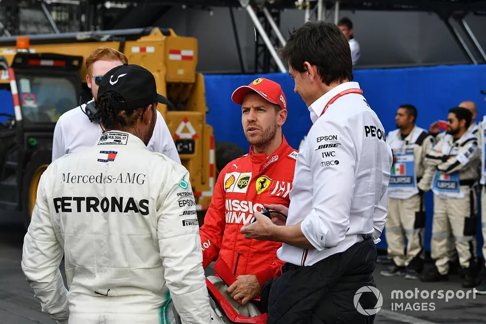 Toto Wolff, director ejecutivo de Mercedes AMG, con Lewis Hamilton, Mercedes AMG F1 y Sebastian Vettel, Ferrari