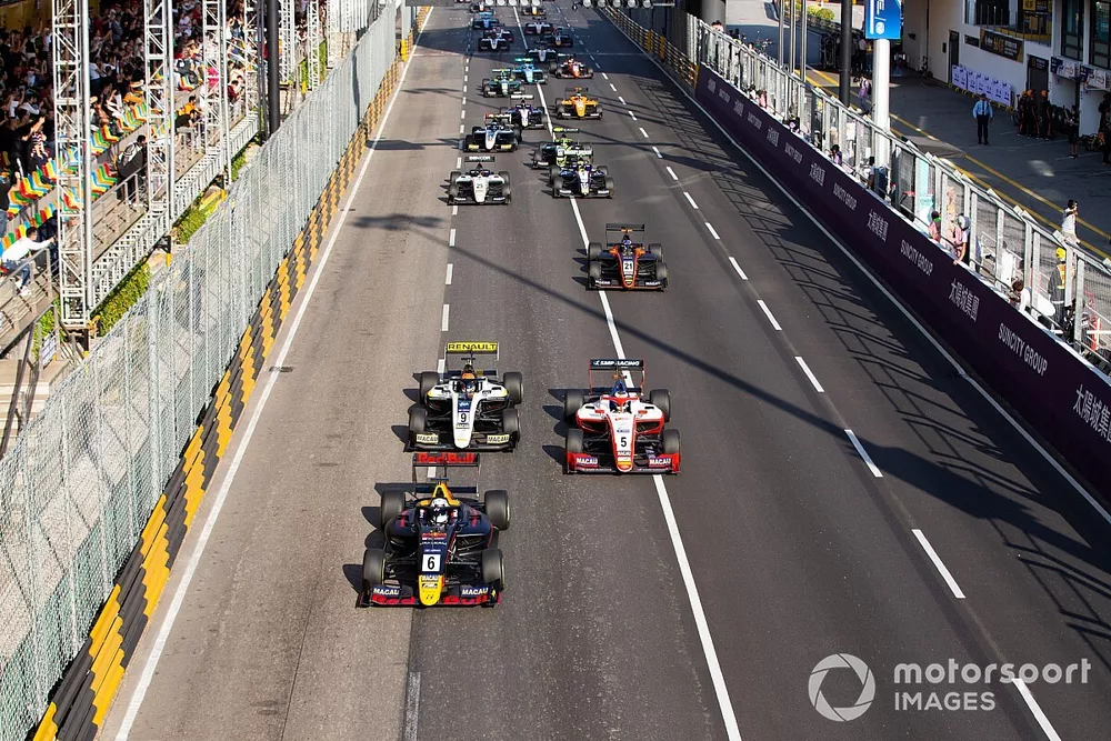 Start action, J&uuml;ri Vips, Hitech Grand Prix leads