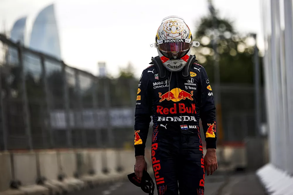 Max Verstappen, Red Bull Racing, marche la t&ecirc;te basse apr&egrave;s son abandon