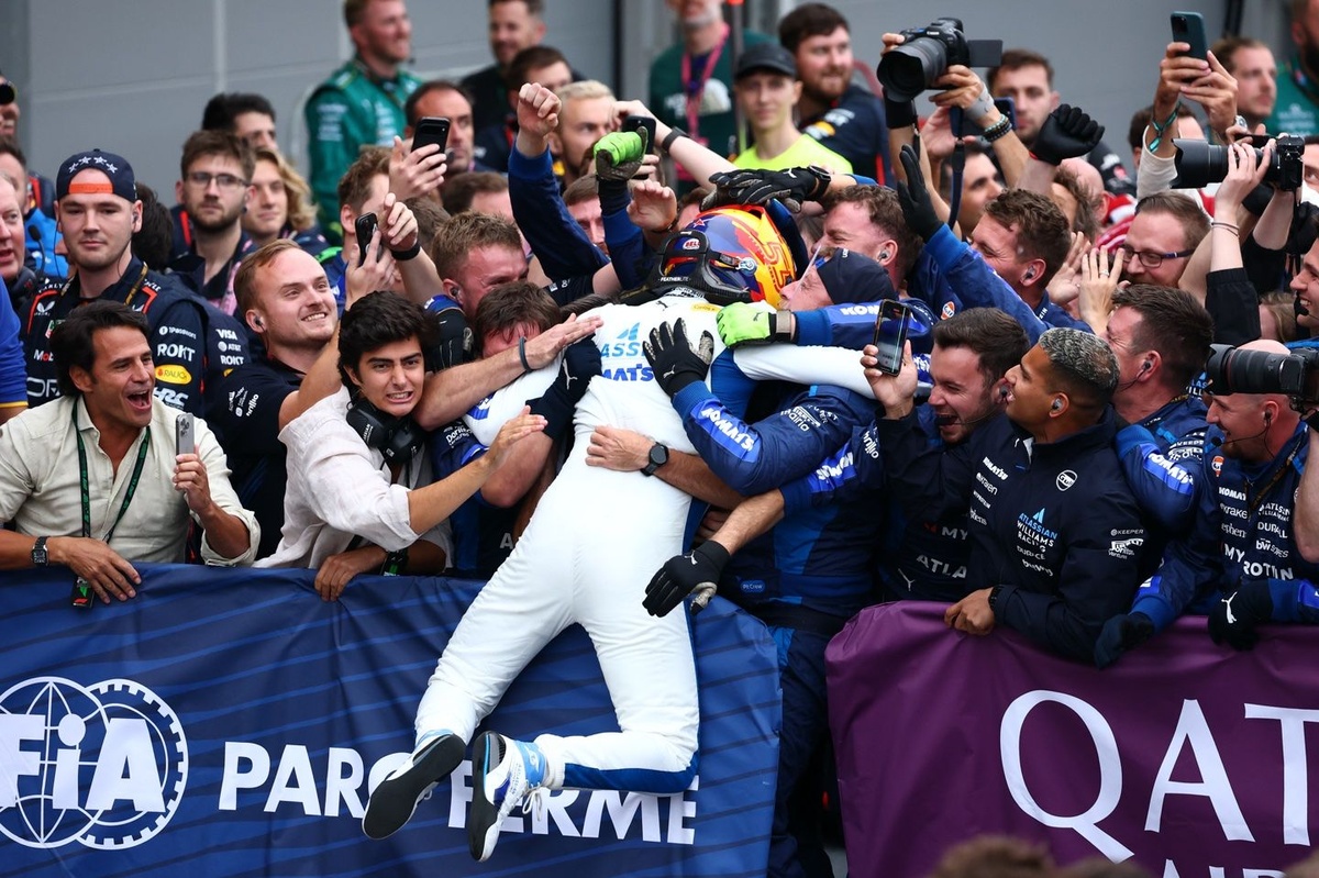 Inside Carlos Sainz's emotional Baku team radio with Williams race engineer