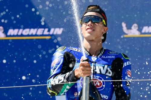 Diogo Moreira é campeão da Moto2 2025 e faz história para o motociclismo brasileiro