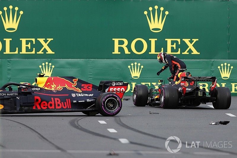 Daniel Ricciardo, Red Bull Racing RB14 Tag Heuer, Max Verstappen, Red Bull Racing RB14 Tag Heuer despu&eacute;s del choque