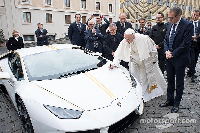 Gezegend: Dit is de Lamborghini van Paus Franciscus