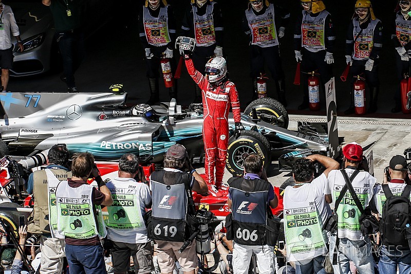 Fotoğrafın ardındaki hikaye: Vettel ve Ferrari yeniden galibiyete ulaşıyor