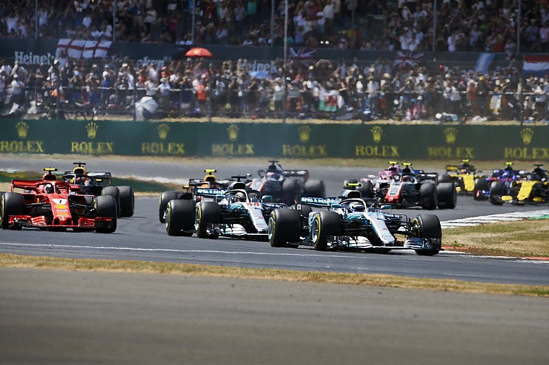 Villeneuve: Raikkonen, Hamilton'ın ev yarışı olduğu için 10 saniye cezası aldı