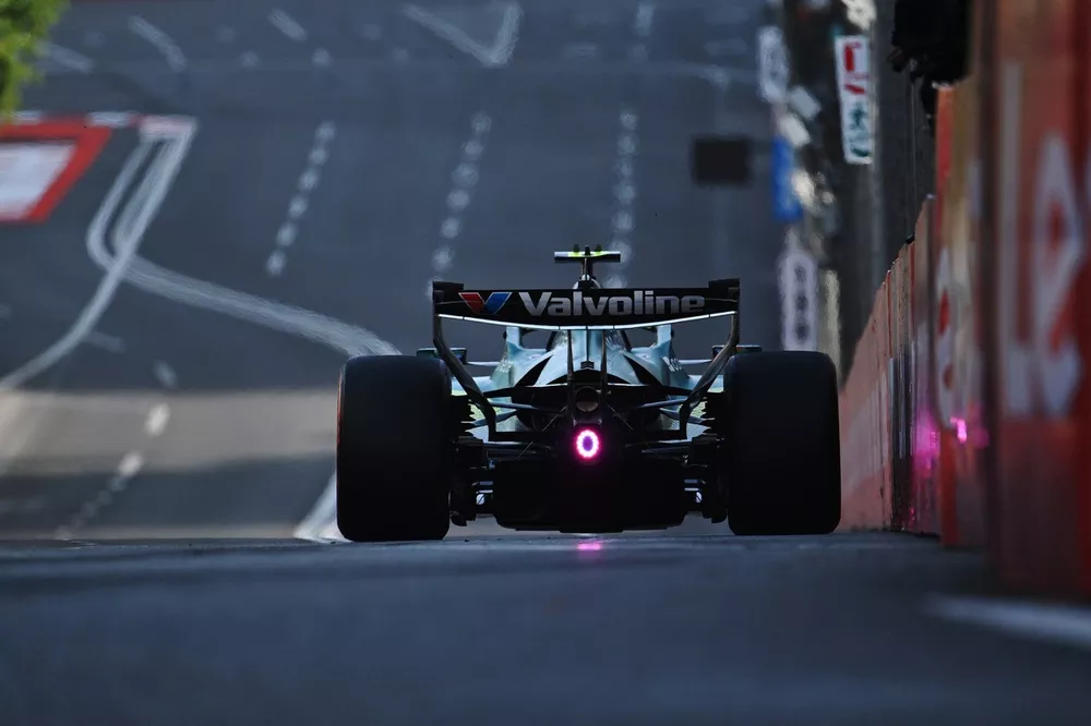 Aston Martin toca fondo en Bakú: Alonso y Stroll, más lentos que nueve F2