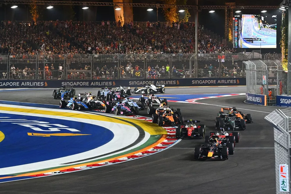 Charles Leclerc, Ferrari, Lewis Hamilton, Ferrari, Max Verstappen, Red Bull Racing