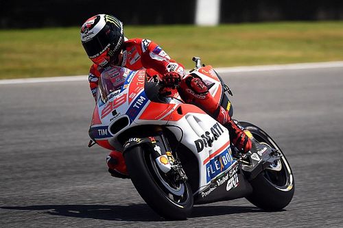 Lorenzo: moto da Ducati exige estilo de pilotagem "ilógico"