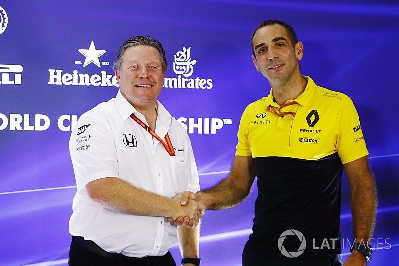 Zak Brown, Director Ejecutivo de McLaren Technology Group, Cyril Abiteboul, Director General de Renault Sport F1 Team se laudan en el paddock