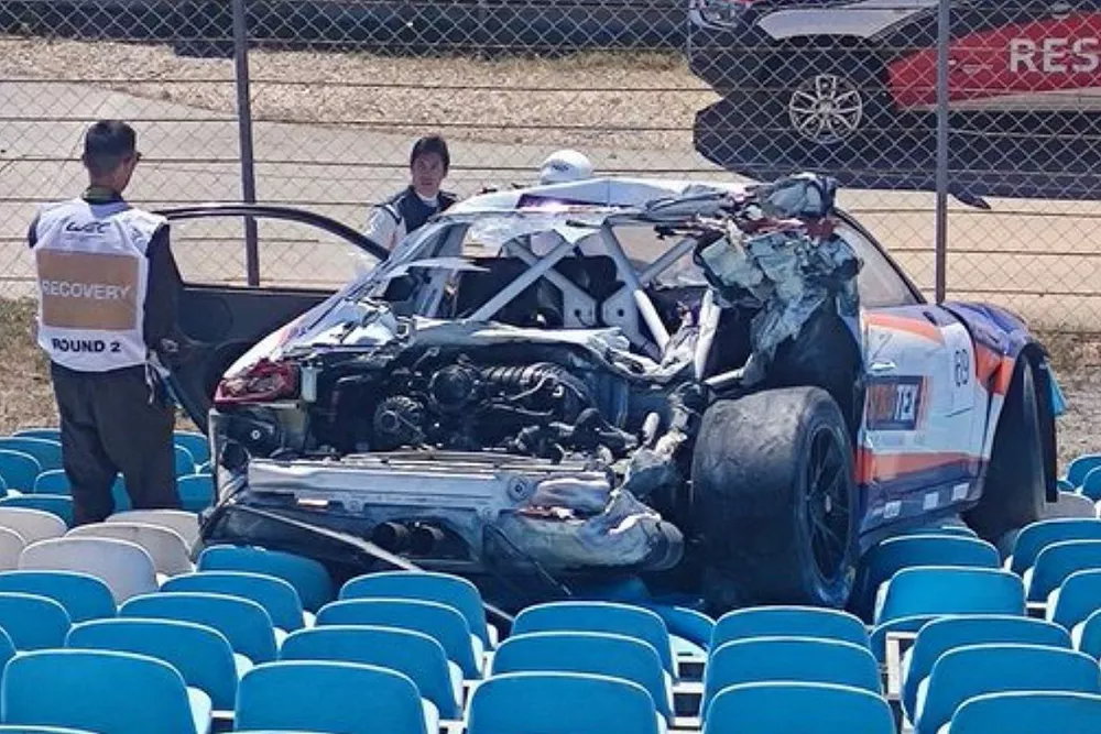 El Porsche de Alexandre Areia, Team Monteiros Competi&ccedil;oes, sobre las gradas del circuito de Portimao