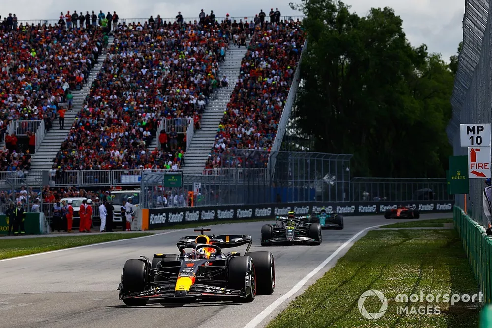 Max Verstappen, Red Bull Racing RB19, lidera a Lewis Hamilton, Mercedes F1 W14, y Fernando Alonso, Aston Martin AMR23.