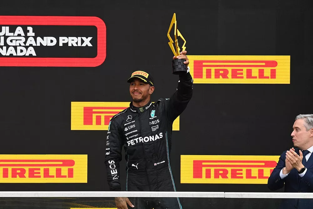 Lewis Hamilton, Mercedes-AMG, 3&ordf; posi&ccedil;&atilde;o, levanta seu trof&eacute;u no p&oacute;dio