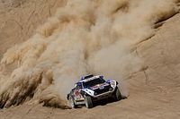 Sainz sufre detr&aacute;s de los Kamaz: &ldquo;Ha sido un d&iacute;a duro&rdquo;