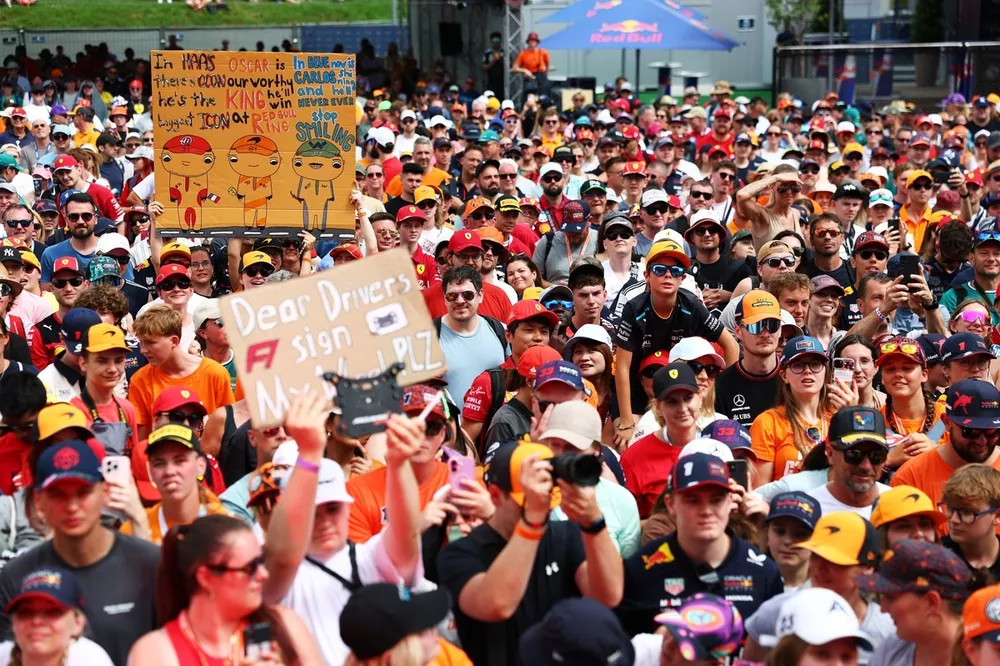 Aficionados en la fan zone