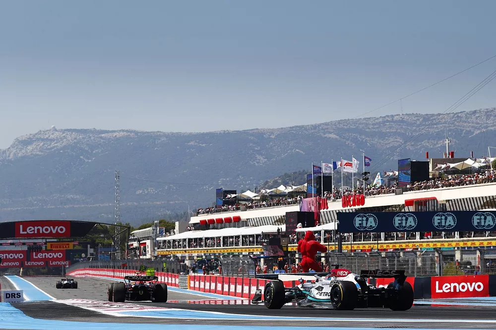 Sergio Perez, Red Bull Racing RB18, George Russell, Mercedes W13