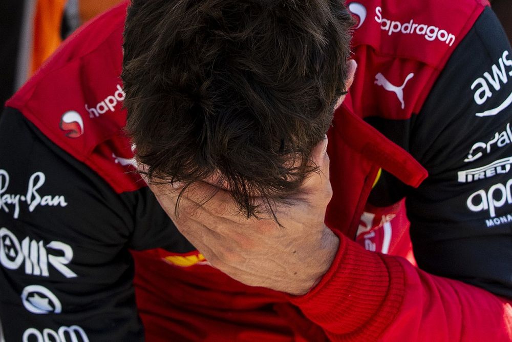 Charles Leclerc, Ferrari F1-75, se lamenta después de su choque en Le Beausset