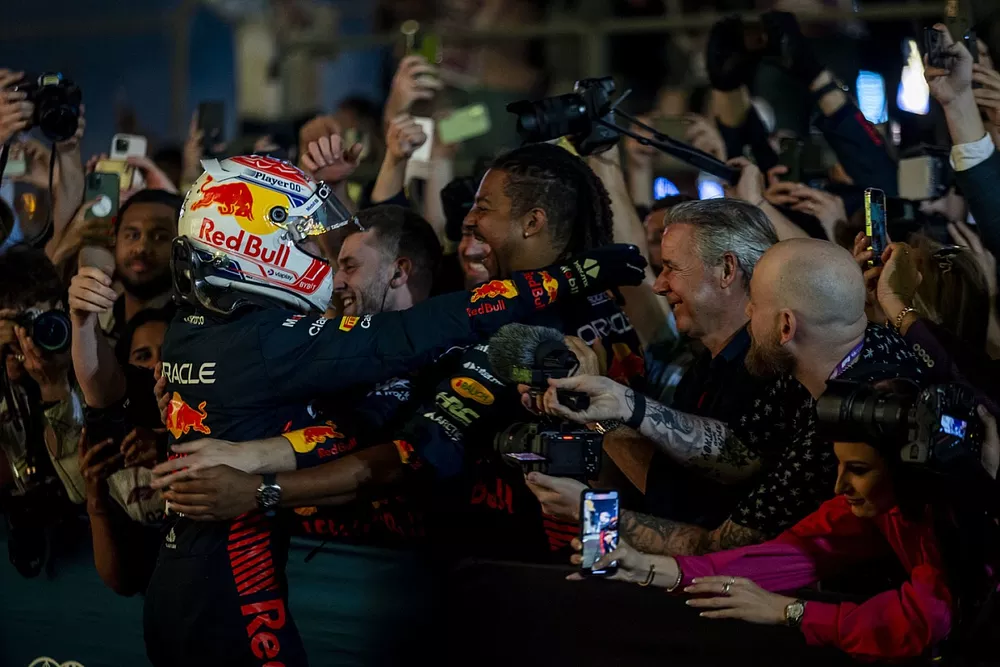 Max Verstappen, Red Bull Racing, primo posto, festeggia all'arrivo al Parco Chiuso
