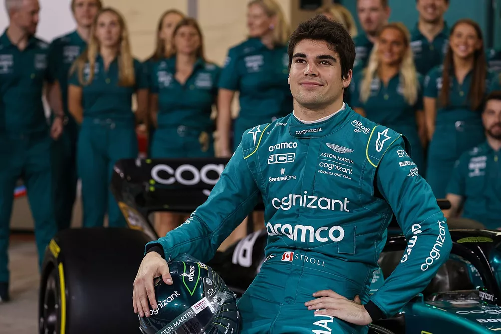 Lance Stroll, Aston Martin, lors de la photo de fin de saison d'Aston Martin