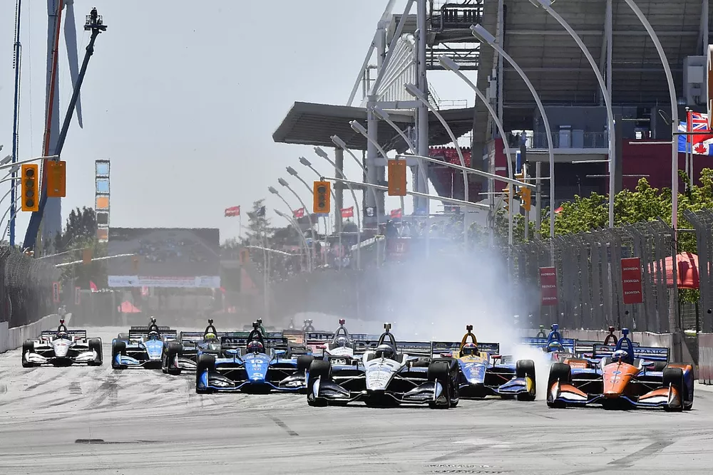 Simon Pagenaud, Team Penske Chevrolet leads at race start