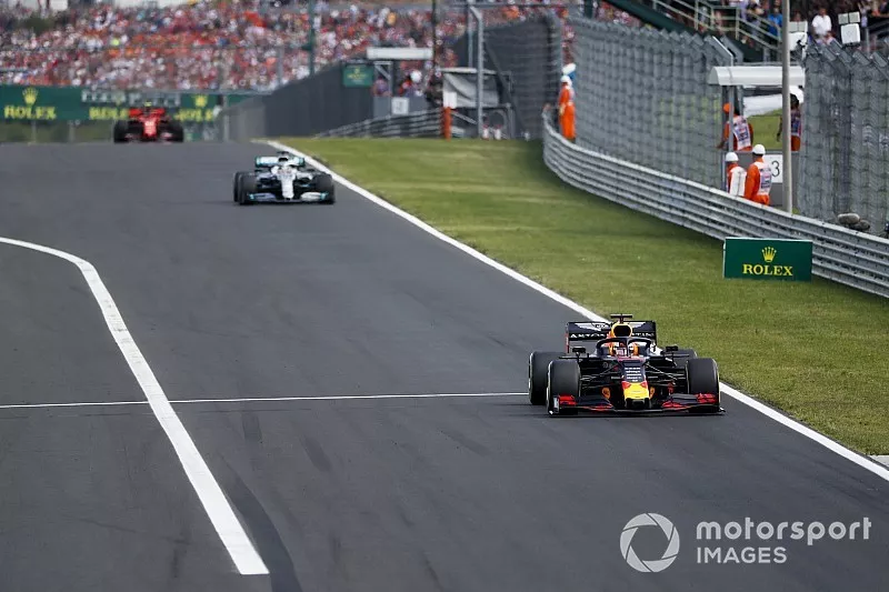 Max Verstappen, Red Bull Racing RB15, devant Lewis Hamilton, Mercedes AMG F1 W10