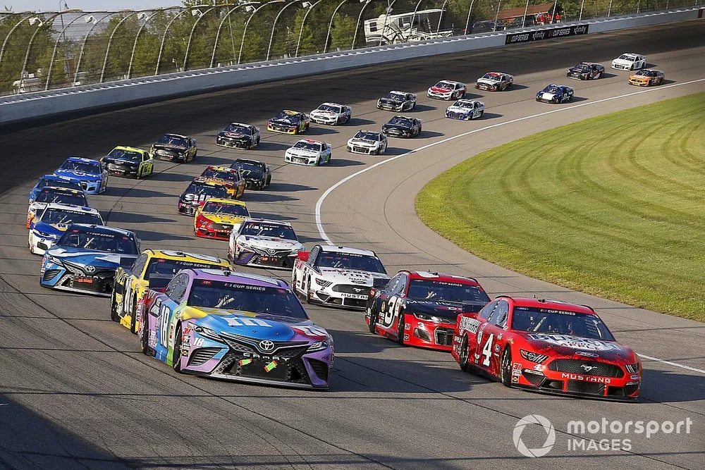Kevin Harvick, Stewart-Haas Racing, Ford Mustang Busch Light Apple, Kyle Busch, Joe Gibbs Racing, Toyota Camry M&M's Fudge Brownie 