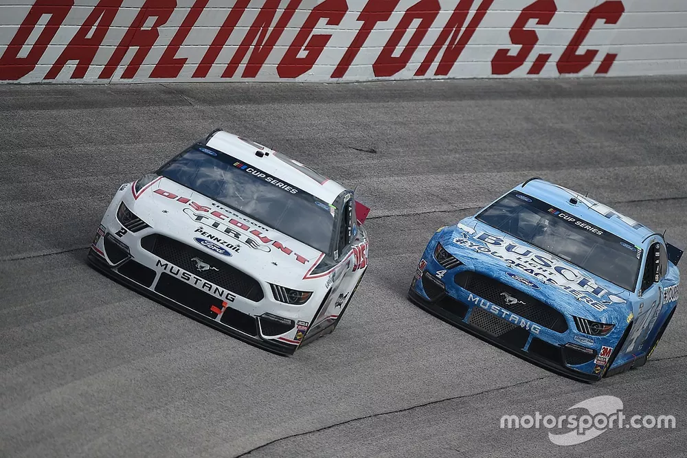 Brad Keselowski, Team Penske, Ford Mustang, Kevin Harvick, Stewart-Haas Racing, Ford Mustang