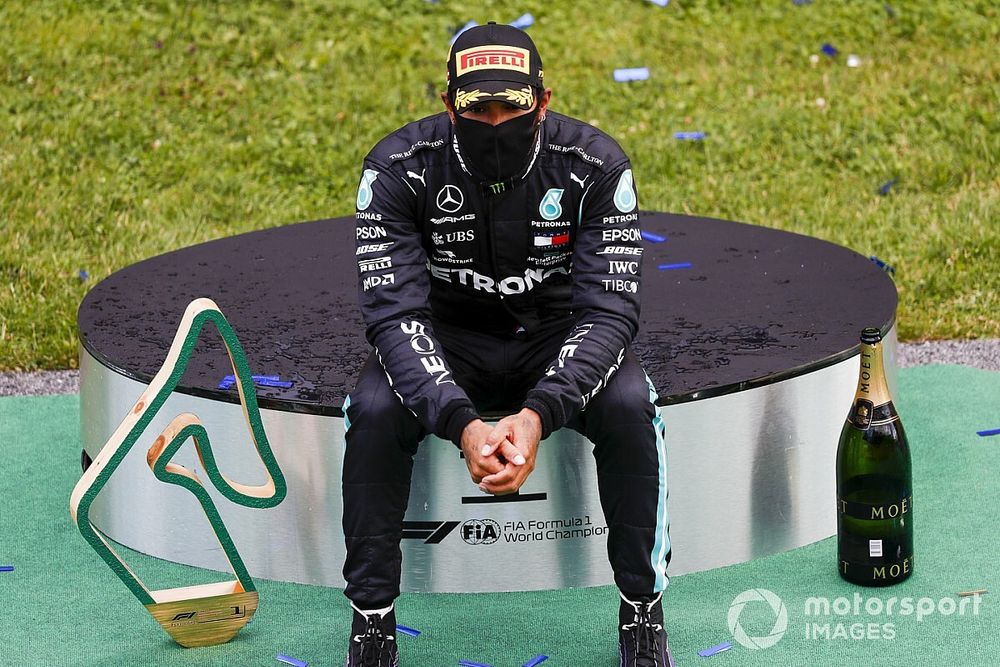 Race winner Lewis Hamilton, Mercedes-AMG Petronas F1 on the podium with the trophy and the champagne