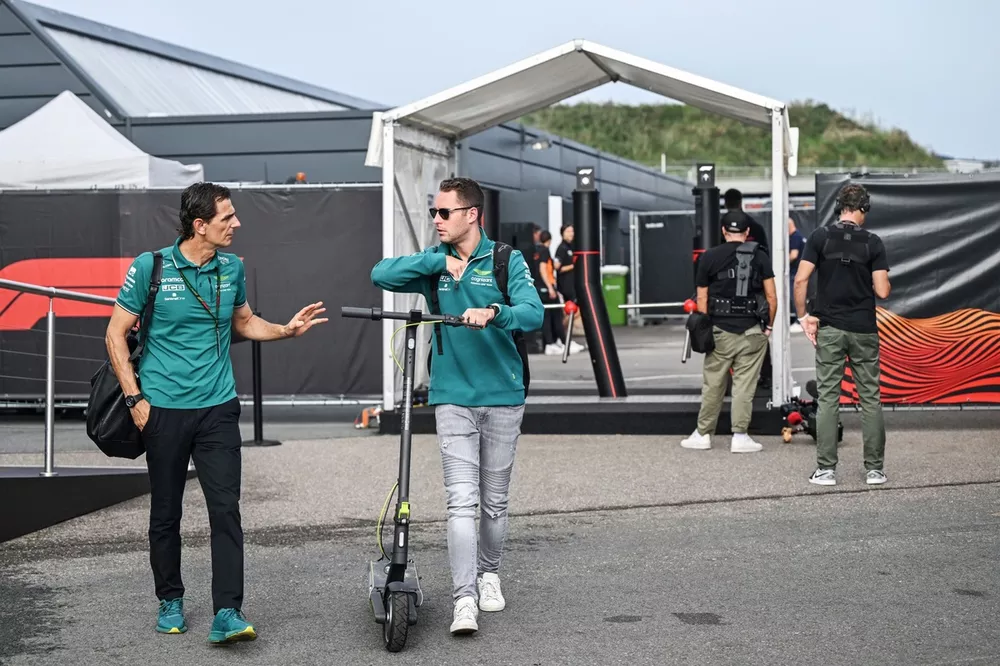 Pedro de la Rosa, embajador del Aston Martin F1 Team, con Stoffel Vandoorne, piloto reserva del Aston Martin F1 Team 