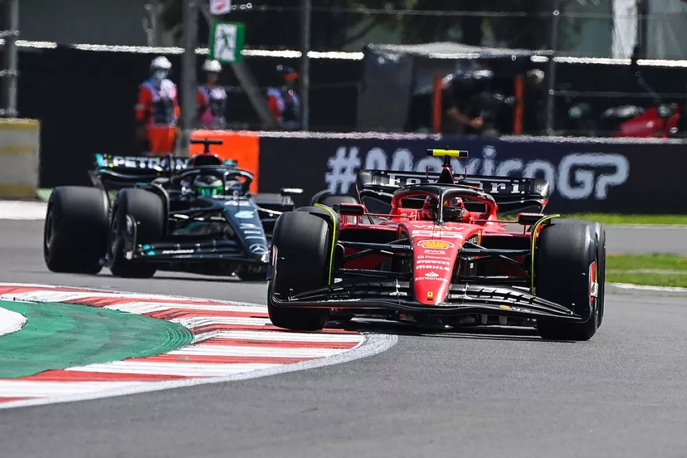 Carlos Sainz, Ferrari SF-23, Frederik Vesti, Mercedes F1 W14