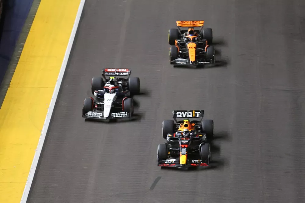 Pierre Gasly, Alpine A523, Liam Lawson, AlphaTauri AT04, Alex Albon, Williams FW45, Sergio Perez, Red Bull Racing RB19, Yuki Tsunoda, AlphaTauri AT04, aan de start