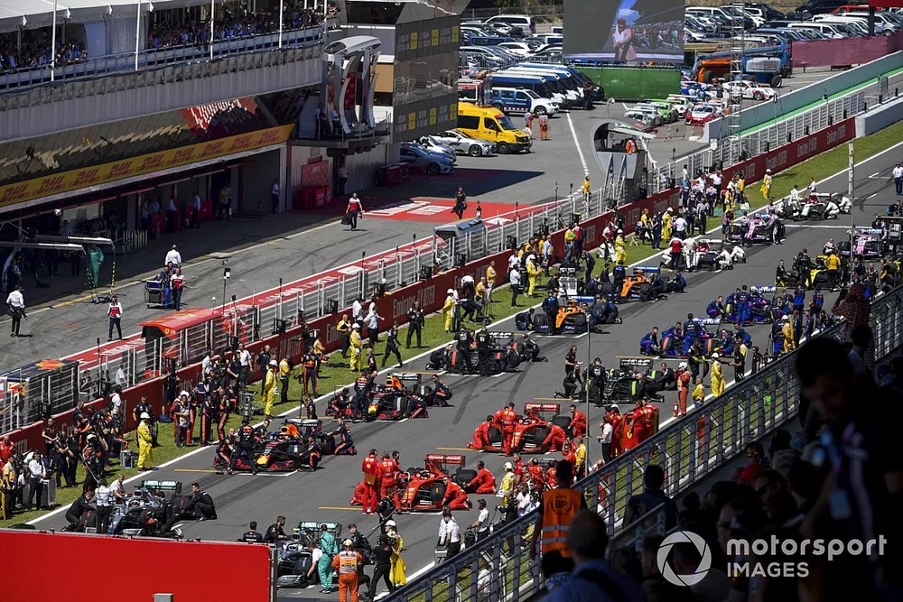Coches en la parrilla antes del inicio de la carrera