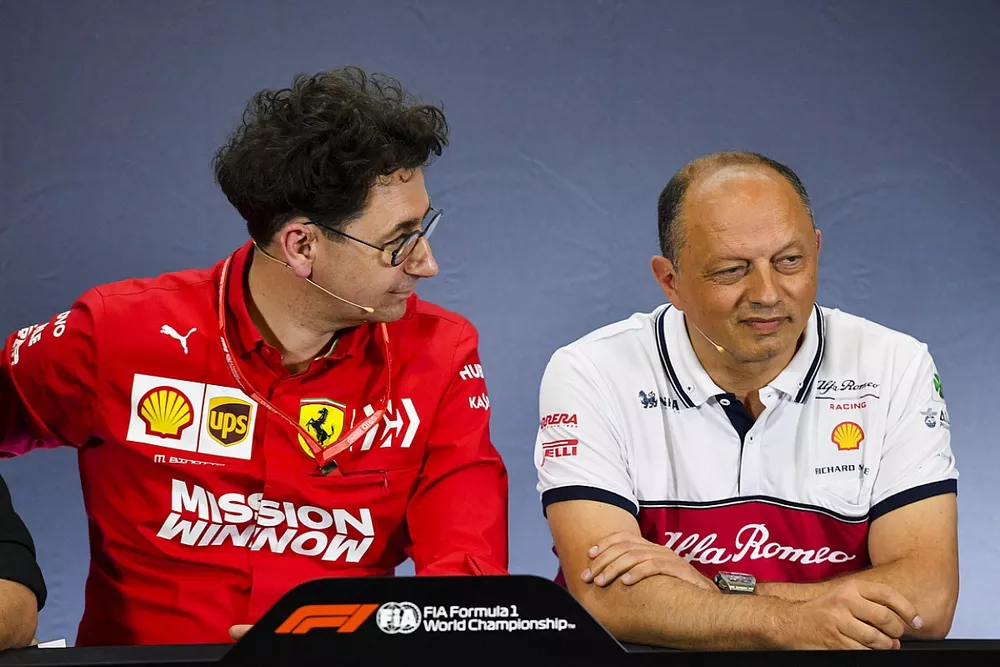 Mattia Binotto, director del equipo Ferrari, y Frederic Vasseur, director del equipo, Alfa Romeo Racing, en una conferencia de prensa