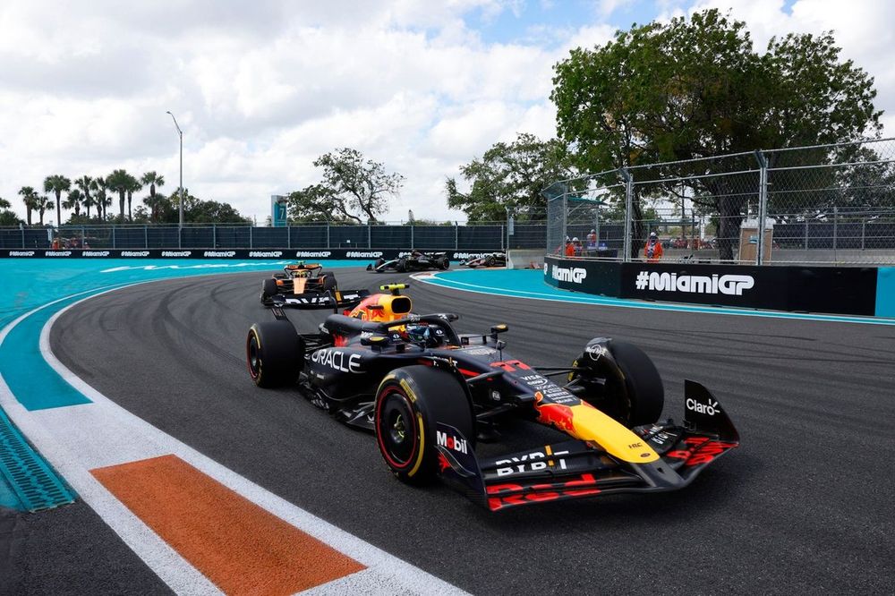 Sergio Pérez, Red Bull Racing RB20, Lando Norris, McLaren MCL38