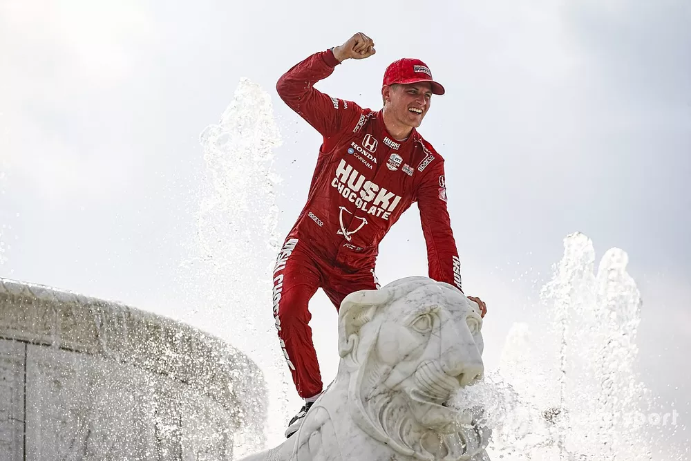 Marcus Ericsson, Chip Ganassi Racing Honda celebrates his first win, fountain celebration
