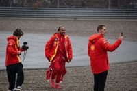 F1: Pai de Hamilton revela que piloto "treinou como louco" para estreia na Ferrari