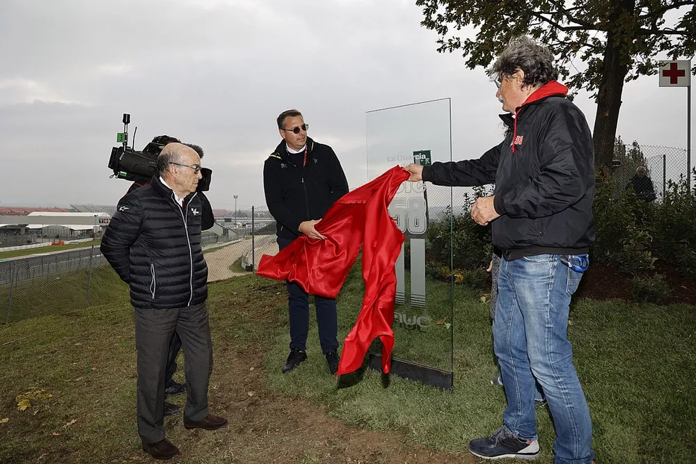 Carmelo Ezpeleta, director general de Dorna Sports, Luca Colaiacovo en el homenaje a Marco Simoncelli