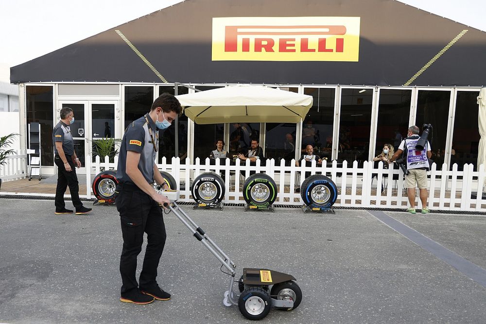 Un técnico de Pirelli con un carro de neumáticos