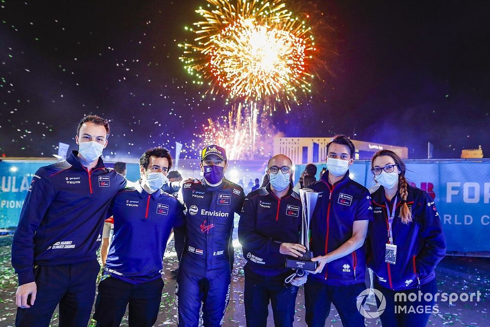 Fuegos artificiales en el cielo mientras Robin Frijns y el equipo Envision Virgin Racing, celebran la segunda posici&oacute;n