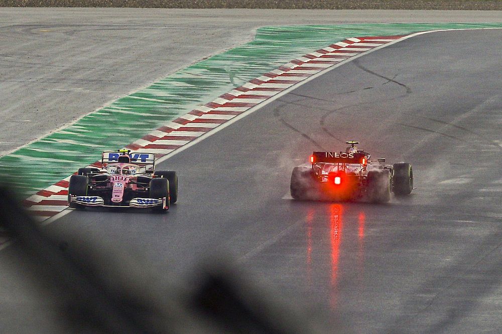 Valtteri Bottas, Mercedes F1 W11 hace un trompo mientras pasa Lance Stroll, Racing Point RP20