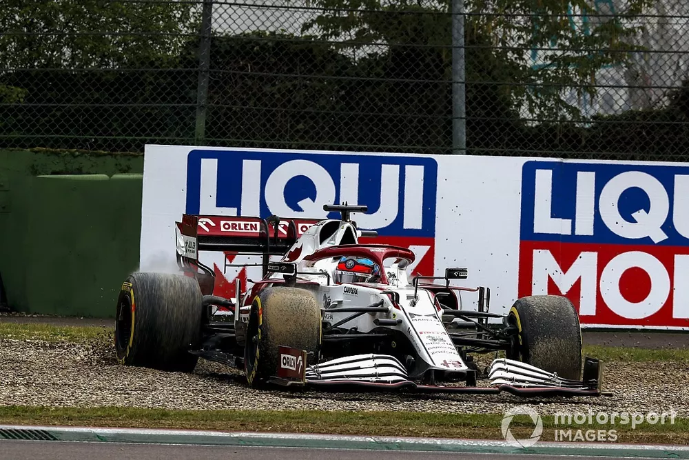 Kimi Raikkonen, Alfa Romeo Racing C41, in the gravel