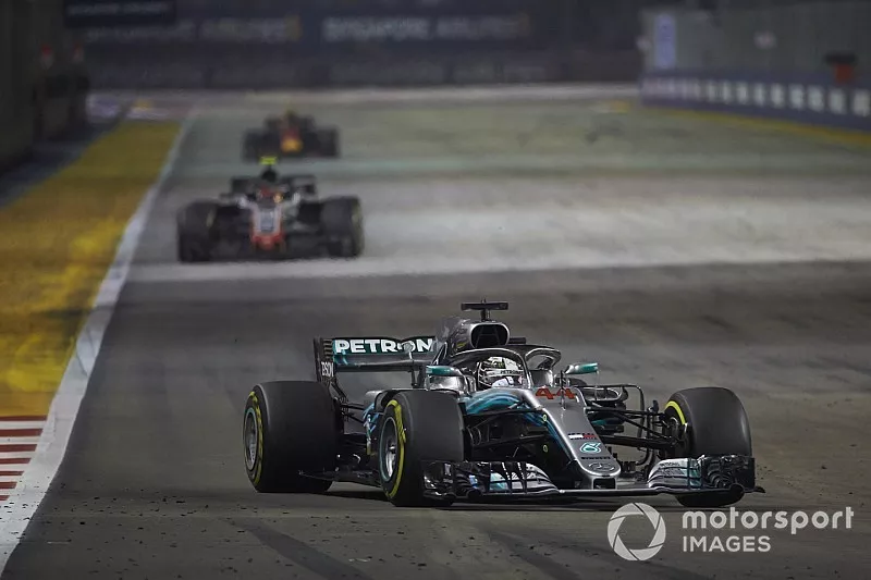 Lewis Hamilton, Mercedes AMG F1 W09 EQ Power+, devant Kevin Magnussen, Haas F1 Team VF-18, et Max Verstappen, Red Bull Racing RB14