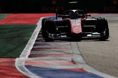 Расселл выиграл дождевой спринт в Сочи, Норрис потерял шансы на титул