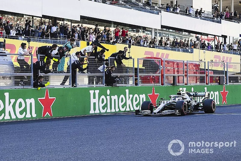 El ganador de la carrera Valtteri Bottas, Mercedes AMG W10, cruza la l&iacute;nea de meta