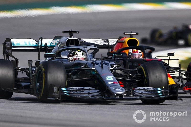 Lewis Hamilton, Mercedes AMG F1 W10 y Max Verstappen, Red Bull Racing RB15 en la resalida