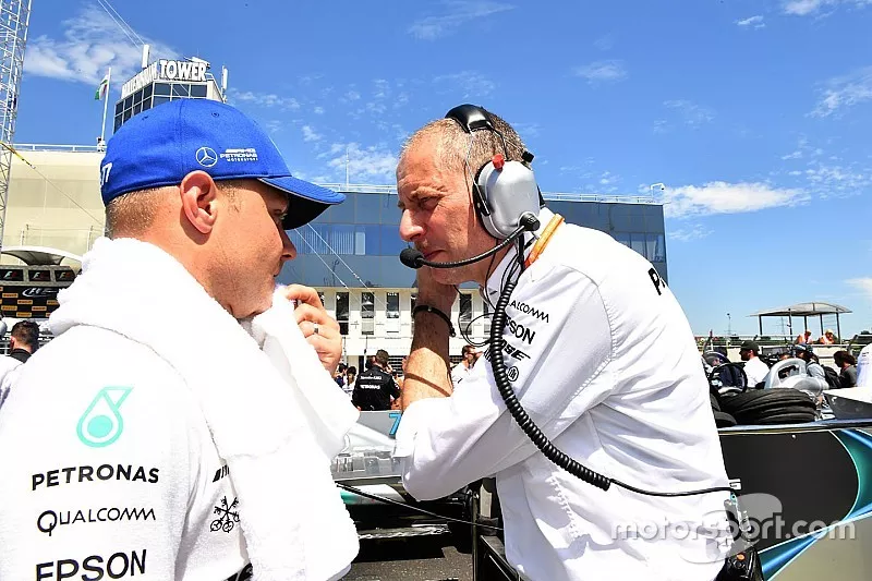 Valtteri Bottas, Mercedes AMG F1 W08 y Tony Ross, Mercedes AMG F1 W08 ingeniero de carrera en la par