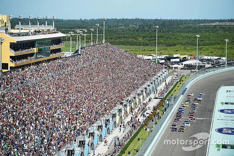 Restart: Denny Hamlin, Joe Gibbs Racing Toyota, Martin Truex Jr., Furniture Row Racing Toyota lead